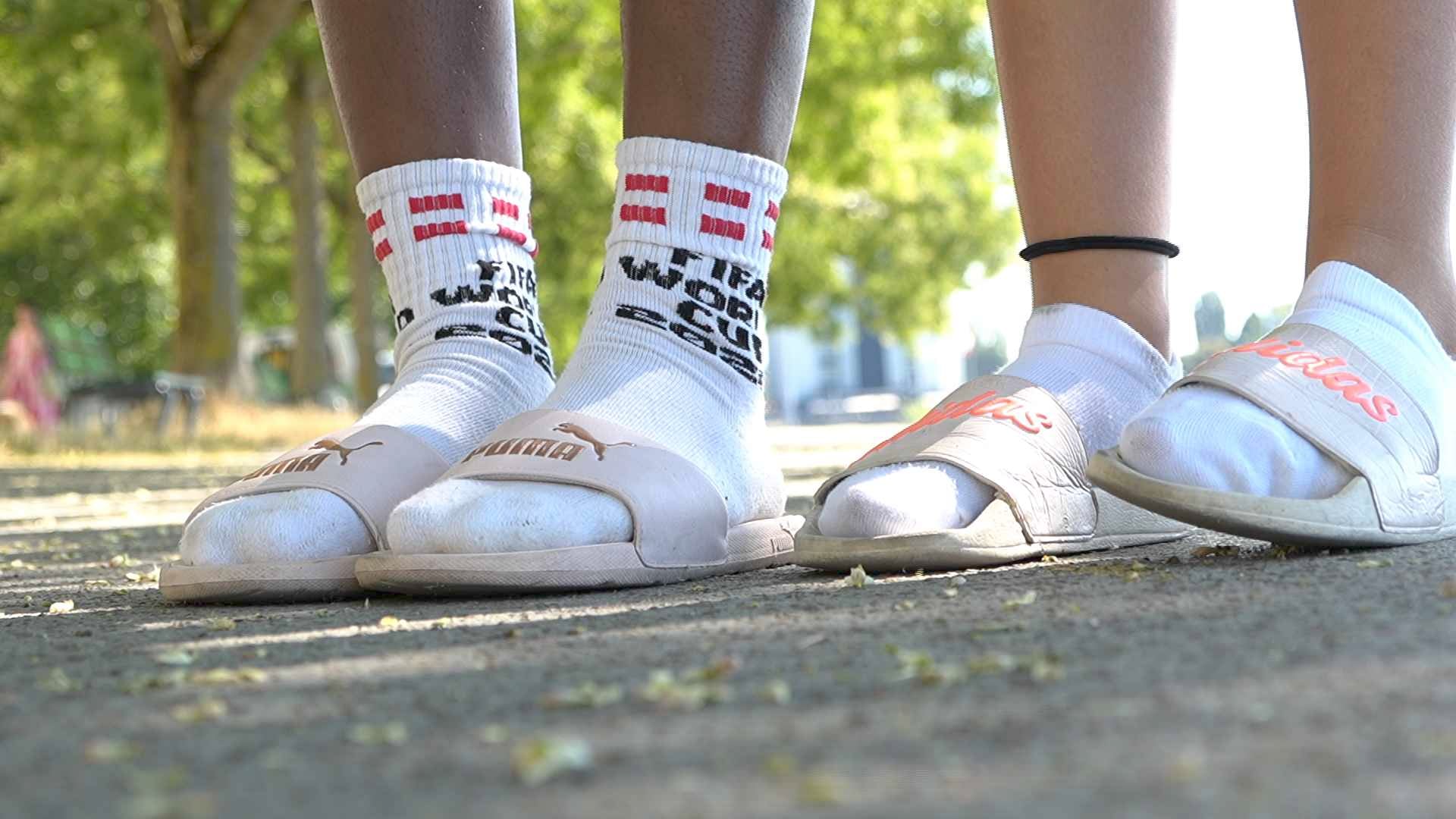 Claquettes-chaussettes: le ridicule devenu tendance