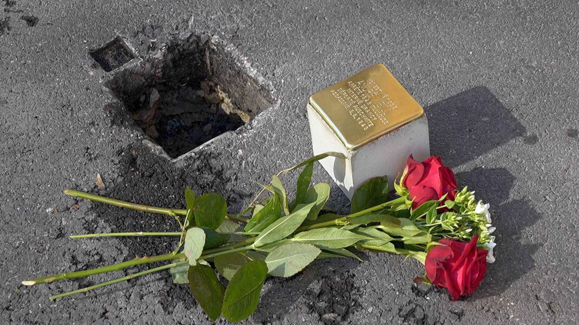 Deux pavés en mémoire de victimes chaux-de-fonnières du IIIe Reich