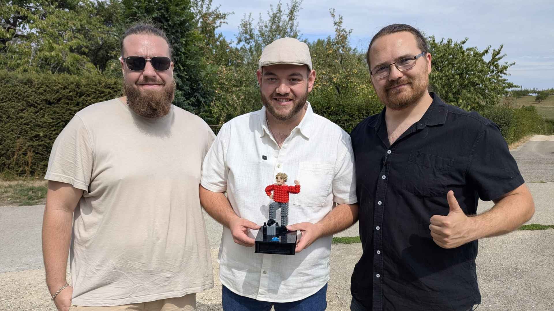Jérôme Courbat reçoit sa statue...en LEGO!