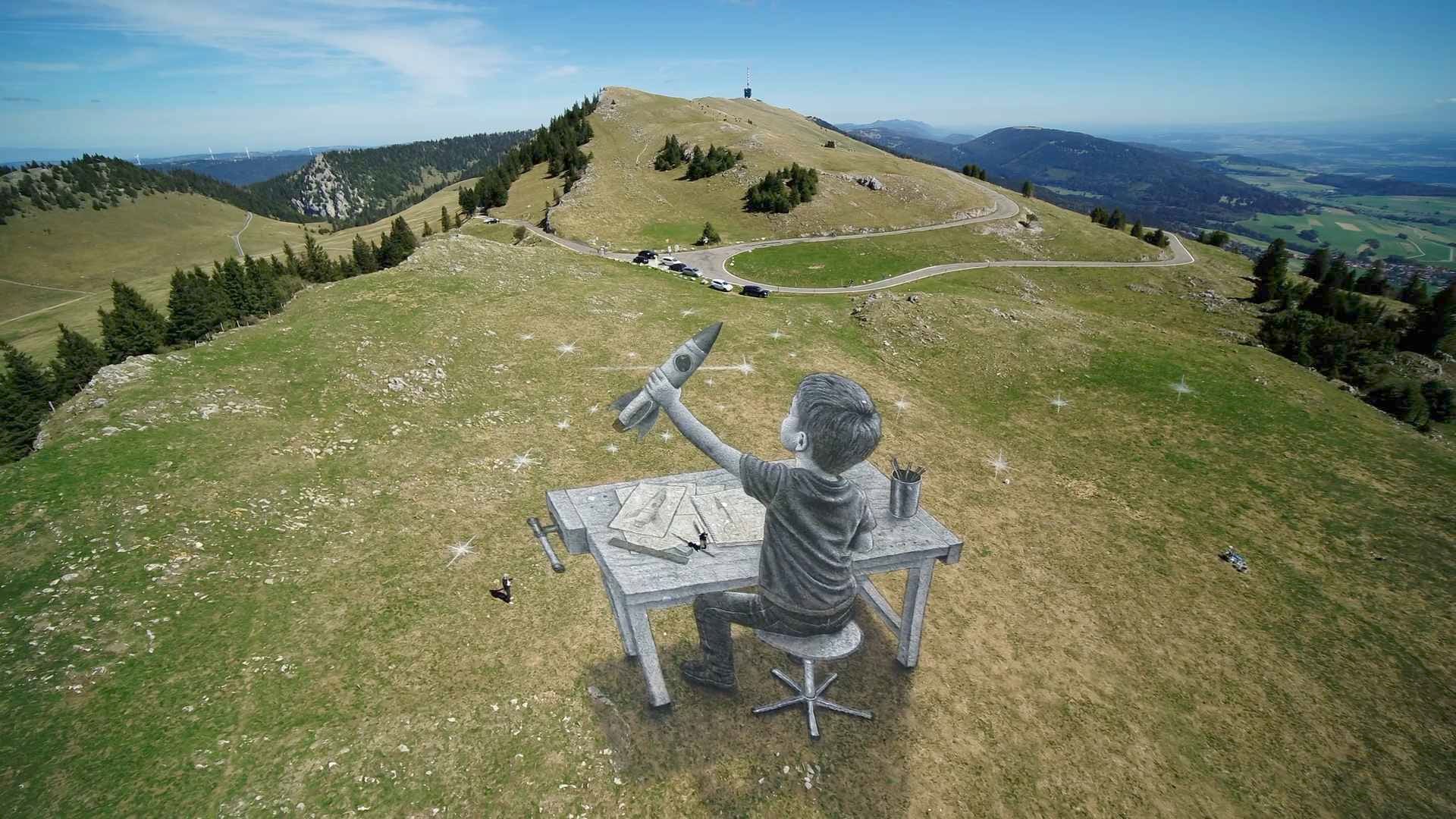 La star mondiale, Saype, peint chez lui à Chasseral