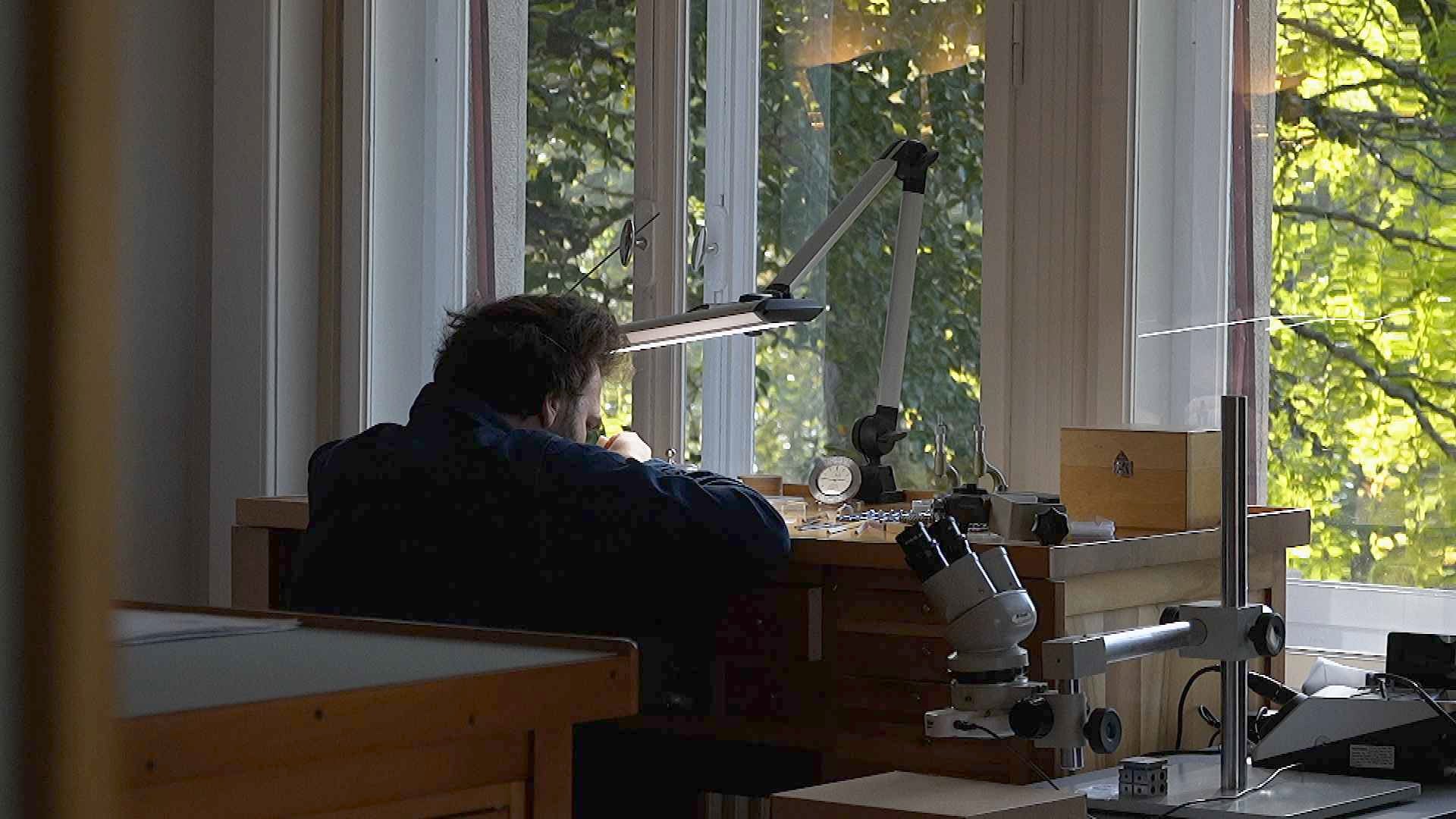 Seul dans son atelier, face aux tempêtes du marché