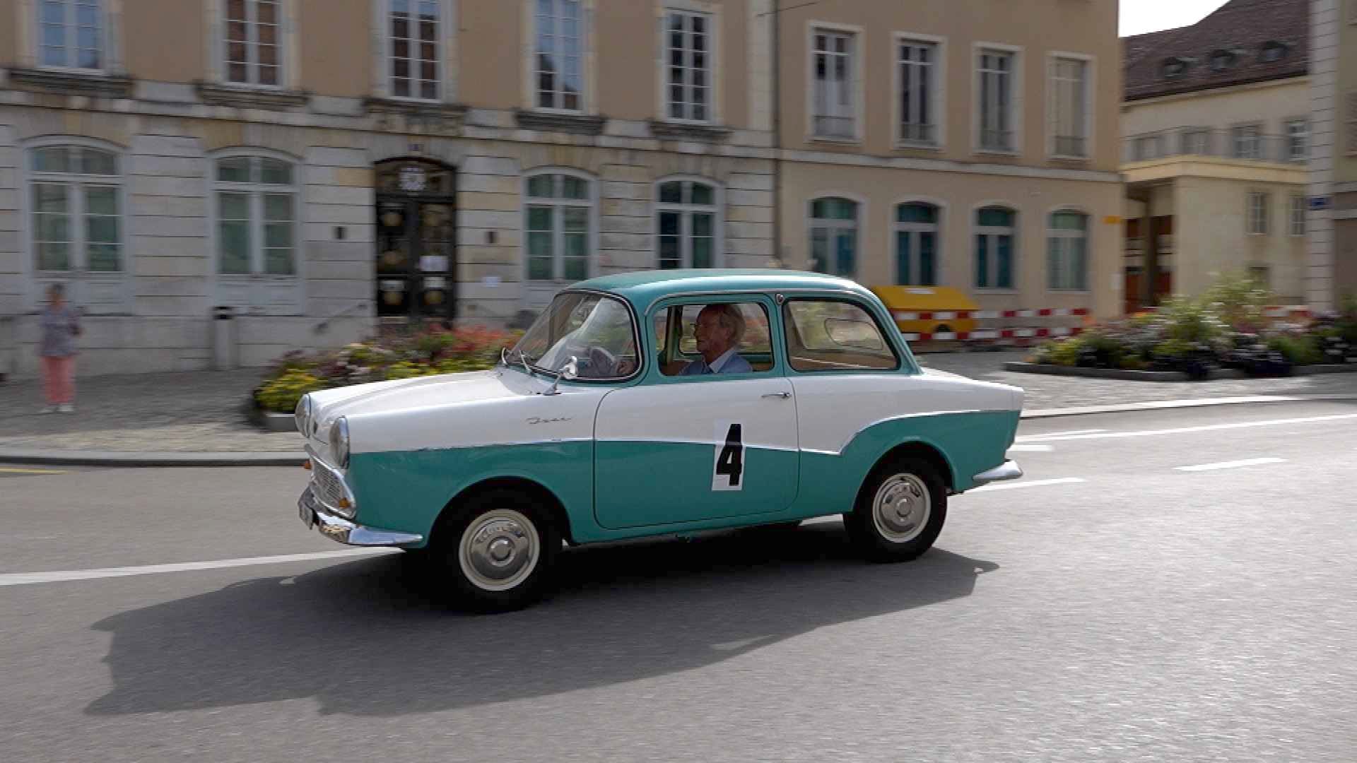 Un défilé sur l'Avenue Léopold-Robert en guise de 70e anniversaire