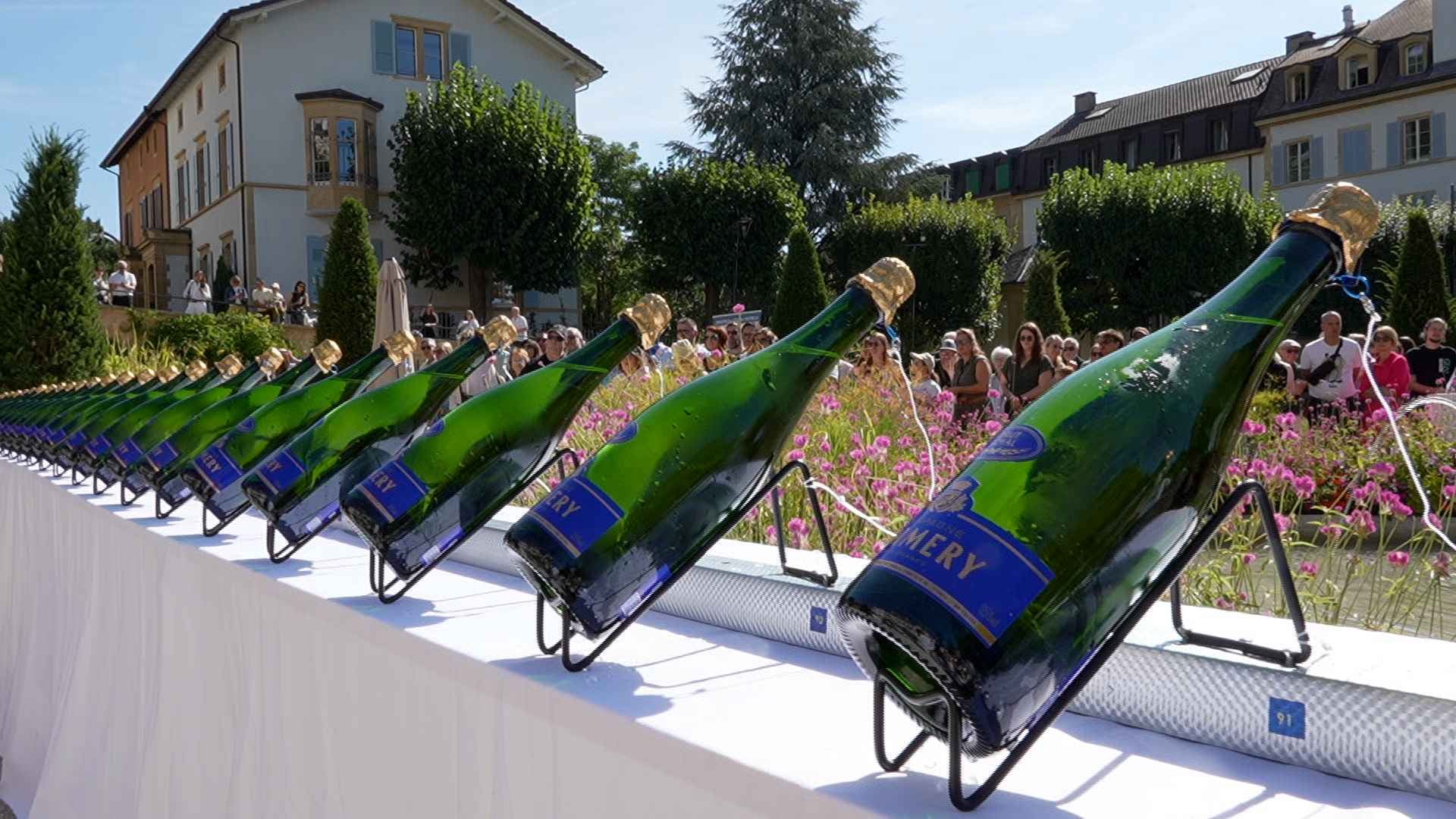 Un Neuchâtelois recordman du monde de sabrage de champagne