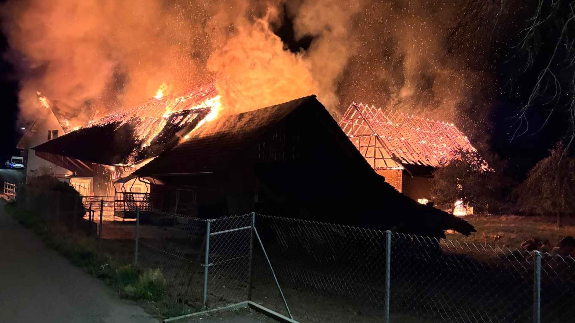 Quatre bâtiments en flammes à Lugnez